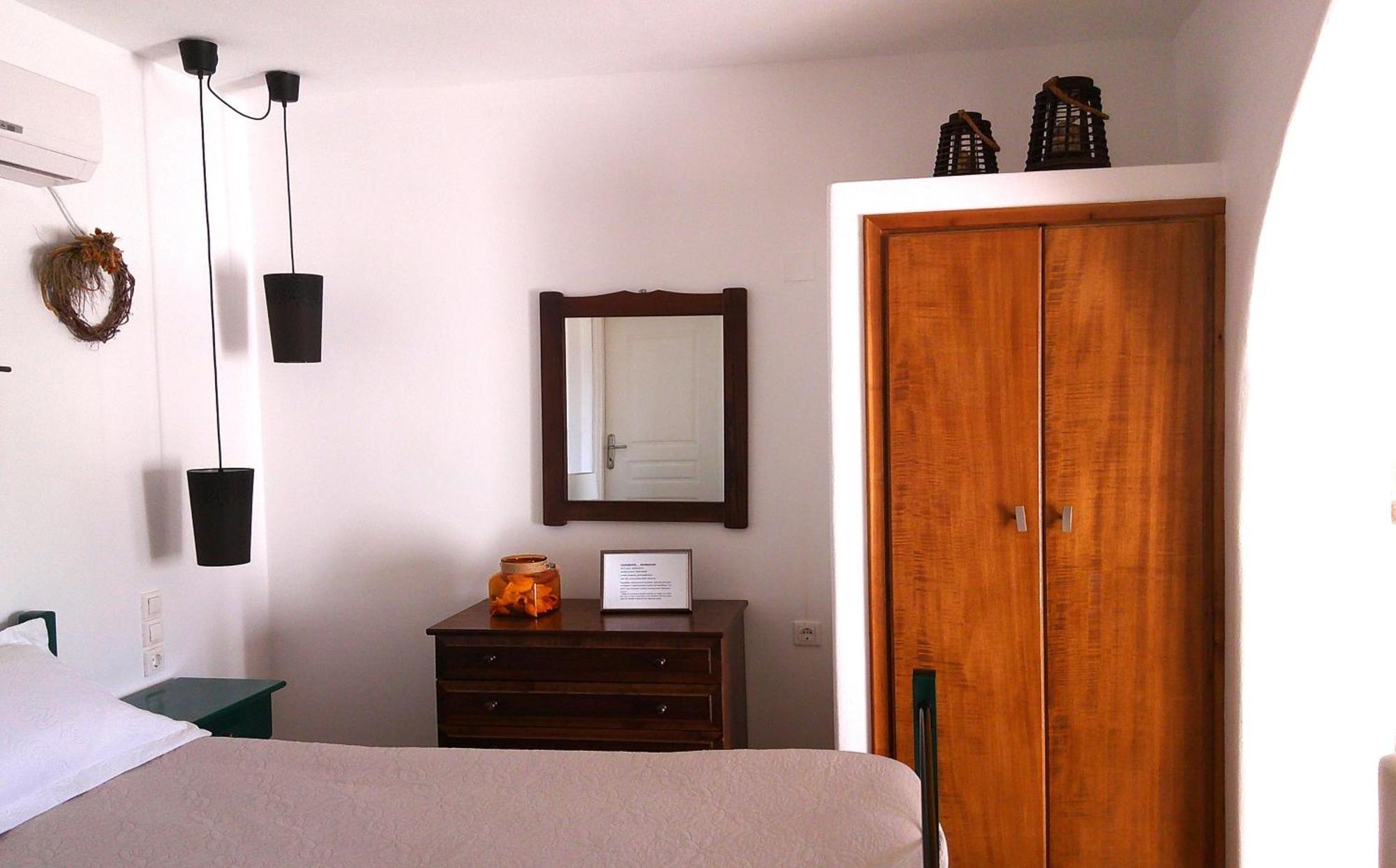 Agnanti Studios - Sikinos Bagian luar foto